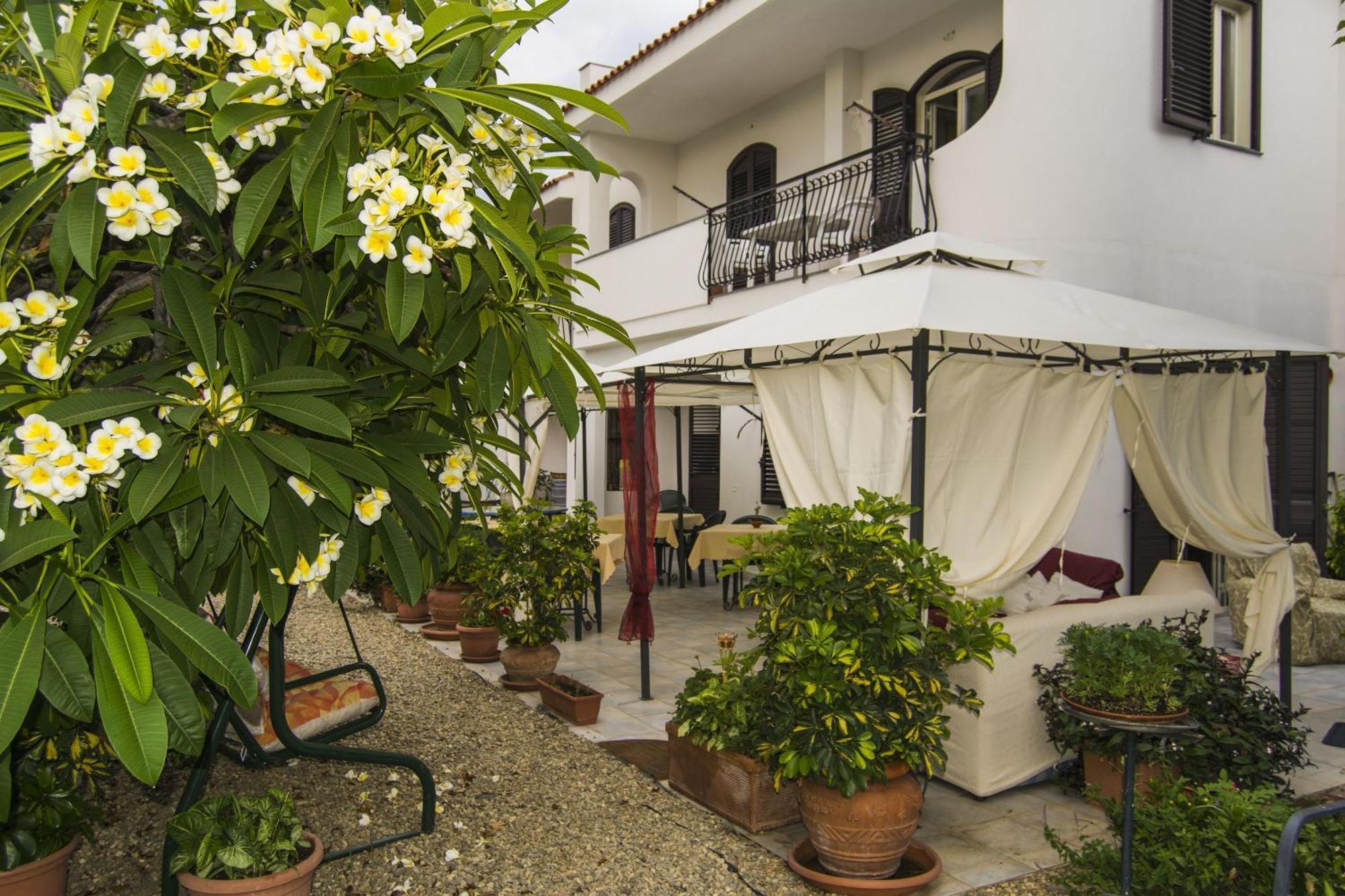 Villa Ortensia Ачи Кастело Екстериор снимка